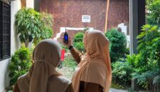Petugas melakukan pengukuran kualitas udara menggunakan alat Mini Particle Counter di lingkungan Puskesmas Kuala Tungkal II, Kabupaten Tanjung Jabung Barat, Selasa (15/9/2026). (FOTO: Dok. Istimewa)