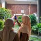 Petugas melakukan pengukuran kualitas udara menggunakan alat Mini Particle Counter di lingkungan Puskesmas Kuala Tungkal II, Kabupaten Tanjung Jabung Barat, Selasa (15/9/2026). (FOTO: Dok. Istimewa)
