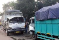 Terlibat Lakalantas, Dua Truk Sama Ringsek. FOTO : BANUAJAMBI.COM