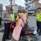 Kasatlantas AKP Iwan Wahyudi didampingi KBO Lalu Lintas IPDA Hendri dan Personel saat mengedukasi pelanggar lalu lintas, Kamis (16/2/23). FOTO : Bas/LT