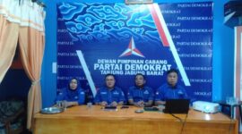 Jamal Darmawan Sie bersama Pengurus Nonton bareng konferensi pers keputusan MTP Partai Demokrat mengusung Anies Baswedan sebagai Capres 2024-2029 dari DPC Partai Demokrat Tanjab Barat, Kamis (2/3/23). Foto : Bas/LT
