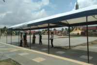 Pihak Koperindag Tanjab Barat menyiapkan Tenda Lapak pedagang Pasar Beduk di Alun-Alun Kota Kuala Tungkal, Senin (20/3/23). FOTO : LT 