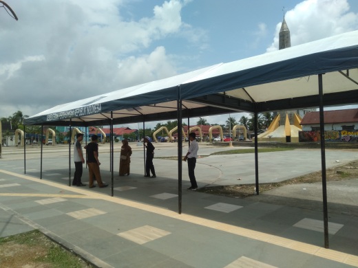 Pihak Koperindag Tanjab Barat menyiapkan Tenda Lapak pedagang Pasar Beduk di Alun-Alun Kota Kuala Tungkal, Senin (20/3/23). FOTO : LT 