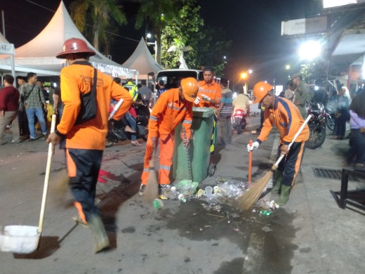 Petugas Kebersihan DLH Tanjung Jabung Barat saat membersihkan Sampah Usai Festival Arakan Sahur, Minggu (26/3/23). FOTO : LT