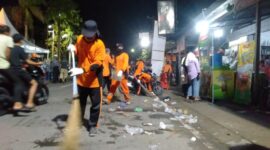 Petugas kebersihan dari DLH Tanjung Jabung Barat membersihkan sampah yang ditinggalkan warga usai menyaksikan Festival Arakan Sahur, Sabtu (1/4/23) Malam. FOTO : LT 