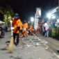 Petugas kebersihan dari DLH Tanjung Jabung Barat membersihkan sampah yang ditinggalkan warga usai menyaksikan Festival Arakan Sahur, Sabtu (1/4/23) Malam. FOTO : LT 
