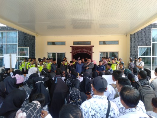 Aksi Damai Forum Honorer Tanjung Jabung Barat bersama PGRI saat menyampaikan Aspirasi ke DPRD Tanjab Barat, Kamis (13/4/23). FOTO : LT