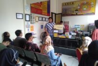 Kasat Intelkam Polres Tanjung Jabung Barat Polda Jambi IPTU Wildhan Indra Pramono memantau proses penerbitan SKCK di Ruang Pelayanan, Jum'at (5/5/23). FOTO : LT 