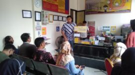 Kasat Intelkam Polres Tanjung Jabung Barat Polda Jambi IPTU Wildhan Indra Pramono memantau proses penerbitan SKCK di Ruang Pelayanan, Jum'at (5/5/23). FOTO : LT 
