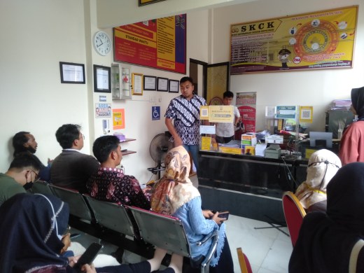 Kasat Intelkam Polres Tanjung Jabung Barat Polda Jambi IPTU Wildhan Indra Pramono memantau proses penerbitan SKCK di Ruang Pelayanan, Jum'at (5/5/23). FOTO : LT 