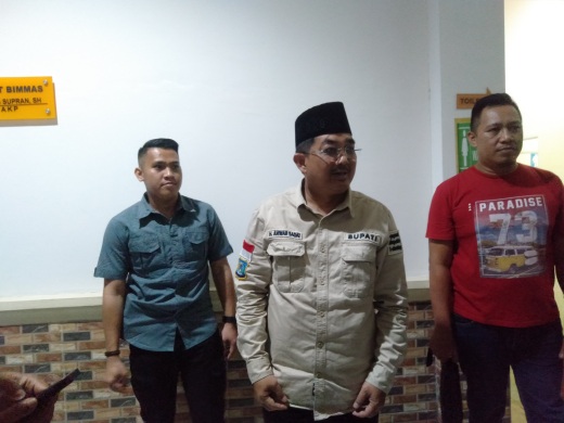 Bupati Tanjung Jabung Barat H. Anwar Sadat saat hadir di Mapolres Tanjung Jabung Barat, Jum'at (5/5/23) Malam. FOTO : LT 