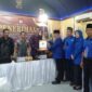 Ketua DPC Partai Demokrat Jamal Darmawan Sie, SE, MM didampingi pengurus dan Bacaleg menerima berita acara Pengajuan Bacaleg dari Ketua KPU Hairuddin didampingi Anggota, Sabtu (13/5/23). FOTO : LT