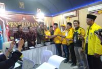 Ketua DPD Partai Golkar Ahmad Jahfar, SH, MH didampingi pengurus menyerahkan Dokumen Penerimaan Bakal Calon Legislatif ke Ketua KPU Tanjab Barat Hairuddin dan disaksikan komisioner, Minggu (14/5/23). FOTO : LT