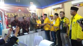 Ketua DPD Partai Golkar Ahmad Jahfar, SH, MH didampingi pengurus menyerahkan Dokumen Penerimaan Bakal Calon Legislatif ke Ketua KPU Tanjab Barat Hairuddin dan disaksikan komisioner, Minggu (14/5/23). FOTO : LT