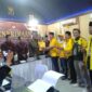 Ketua DPD Partai Golkar Ahmad Jahfar, SH, MH didampingi pengurus menyerahkan Dokumen Penerimaan Bakal Calon Legislatif ke Ketua KPU Tanjab Barat Hairuddin dan disaksikan komisioner, Minggu (14/5/23). FOTO : LT
