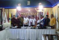 Sembari pegang bukti serah terima Dokumen Bacaleg, Ketua DPD Partai Perindo Syafrizal Lubis dan Pengurus foto bersama ketua KPU Hairuddin dan Komisioner, Minggu (14/5/23). FOTO : LT 