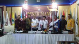Sembari pegang bukti serah terima Dokumen Bacaleg, Ketua DPD Partai Perindo Syafrizal Lubis dan Pengurus foto bersama ketua KPU Hairuddin dan Komisioner, Minggu (14/5/23). FOTO : LT 