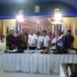 Sembari pegang bukti serah terima Dokumen Bacaleg, Ketua DPD Partai Perindo Syafrizal Lubis dan Pengurus foto bersama ketua KPU Hairuddin dan Komisioner, Minggu (14/5/23). FOTO : LT 