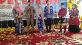 Wakil Bupati H. Hairan, SH didampingi Uni Yati Hairan menerima Kedua Anaknya yang dikembalikan Sekolah oleh Kepala SMPN 2 Kuala Tungkal setelah dinyatakan lulus, Senin (22/5/23). FOTO : LT 