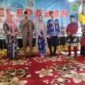 Wakil Bupati H. Hairan, SH didampingi Uni Yati Hairan menerima Kedua Anaknya yang dikembalikan Sekolah oleh Kepala SMPN 2 Kuala Tungkal setelah dinyatakan lulus, Senin (22/5/23). FOTO : LT 