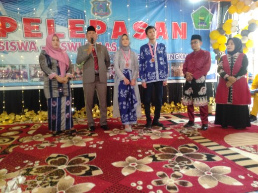 Wakil Bupati H. Hairan, SH didampingi Uni Yati Hairan menerima Kedua Anaknya yang dikembalikan Sekolah oleh Kepala SMPN 2 Kuala Tungkal setelah dinyatakan lulus, Senin (22/5/23). FOTO : LT 