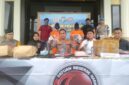 Kapolres Tanjung Jabung Barat Polda Jambi AKBP Padli, SH, SIK, MH menunjukkan Senpi yang disita dari Tersangka saat konferensi pers Kamis (8/6/23). FOTO : LT 