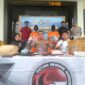 Kapolres Tanjung Jabung Barat Polda Jambi AKBP Padli, SH, SIK, MH menunjukkan Senpi yang disita dari Tersangka saat konferensi pers Kamis (8/6/23). FOTO : LT 