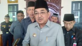 Bupati Tanjung Jabung Barat Drs H Anwar Sadat, M. Ag didampingi Sekda Ir. H Agus Sanusi dan Asisten II Ekbang Ir. H. Firdaus Khattab, MM dan Kepala OPD usai Paripurna, Jum'at (16/6/23). FOTO : LT