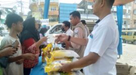 Warga saat membeli beras dan komoditi lainnya yang dijajakan Bulog Cabang Kuala Tungkal, Selasa (20/6/23). FOTO : LT 
