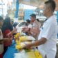 Warga saat membeli beras dan komoditi lainnya yang dijajakan Bulog Cabang Kuala Tungkal, Selasa (20/6/23). FOTO : LT 