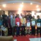 Ketua KPU Tanjab Barat Muhammad Rum dan Komisioner beserta Sekretaris foto bersama perwakilan Parpol di Tanjab Barat foto bersama usai penyerahan berita acara penetapan DPT, Rabu (21/6/23). FOTO : LT 