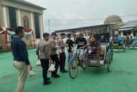 Personel Polres Tanjung Jabung Barat membagikan Daging Kurban kepada Para Tukang Becak di Halaman Mapolres, Kamis (29/6/23). FOTO : LT