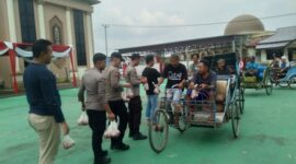 Personel Polres Tanjung Jabung Barat membagikan Daging Kurban kepada Para Tukang Becak di Halaman Mapolres, Kamis (29/6/23). FOTO : LT