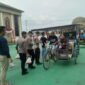 Personel Polres Tanjung Jabung Barat membagikan Daging Kurban kepada Para Tukang Becak di Halaman Mapolres, Kamis (29/6/23). FOTO : LT