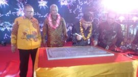 Staf Ahli Gubernur Jambi H. Husairi, S. IP, ME bersama Kepala Pusat Bimbingan dan Pendidikan Agama Konghucu  DR Susari, MA, dan Ir Budi Santoso Tanuwibowo, MM beserta Kakan Kemenag Tanjab Barat H. A. Rahman Sayuti, S. Ag, MH saat teken Prasasti Altar Nabi Konghucu. FOTO : LT