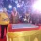 Staf Ahli Gubernur Jambi H. Husairi, S. IP, ME bersama Kepala Pusat Bimbingan dan Pendidikan Agama Konghucu  DR Susari, MA, dan Ir Budi Santoso Tanuwibowo, MM beserta Kakan Kemenag Tanjab Barat H. A. Rahman Sayuti, S. Ag, MH saat teken Prasasti Altar Nabi Konghucu. FOTO : LT