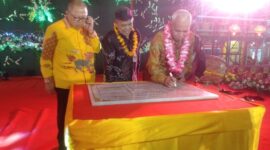 Kepala Pusat Bimbingan dan Pendidikan Agama Konghucu Kementerian Agama Republik Indonesia DR H Susari, MA teken Prasasti Altar Nabi Konghucu di Klenteng Kuan Kong Bio, Kamis (29/6/23). FOTO : LT 
