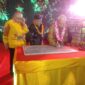 Kepala Pusat Bimbingan dan Pendidikan Agama Konghucu Kementerian Agama Republik Indonesia DR H Susari, MA teken Prasasti Altar Nabi Konghucu di Klenteng Kuan Kong Bio, Kamis (29/6/23). FOTO : LT 
