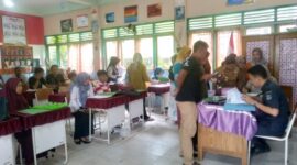 Panitia PPDB di SMPN 2 Kuala Tungkal, Kabupaten Tanjung Jabung Barat, Provinsi Jambi menerima Berkas Pendaftaran secara Offline. FOTO : LT