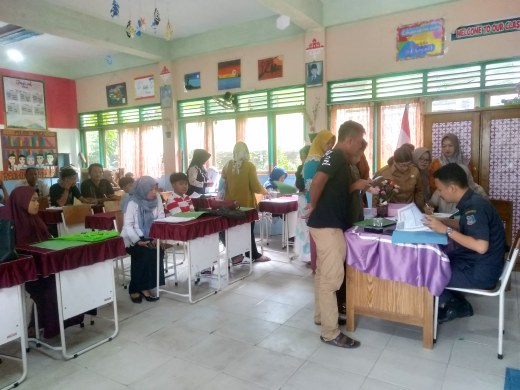 Panitia PPDB di SMPN 2 Kuala Tungkal, Kabupaten Tanjung Jabung Barat, Provinsi Jambi menerima Berkas Pendaftaran secara Offline. FOTO : LT
