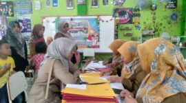 Panitia PPDB SDN 005/V Kuala Tungkal menerima berkas Calon Peserta Didik Baru, Senin (3/7/23). FOTO : LT 