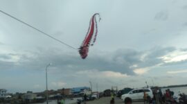 Layang-Layang Hias yang diterbangkan oleh Vio dan Kawan-Kawan di Pelabuhan Marina Kuala Tungkal, Selasa (4/7/23). FOTO : LT 