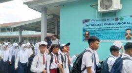 Siswa Siswi SMPN 2 Kuala Tungkal pulang Sekolah, Senin (17/7/23). FOTO : LT