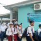 Siswa Siswi SMPN 2 Kuala Tungkal pulang Sekolah, Senin (17/7/23). FOTO : LT