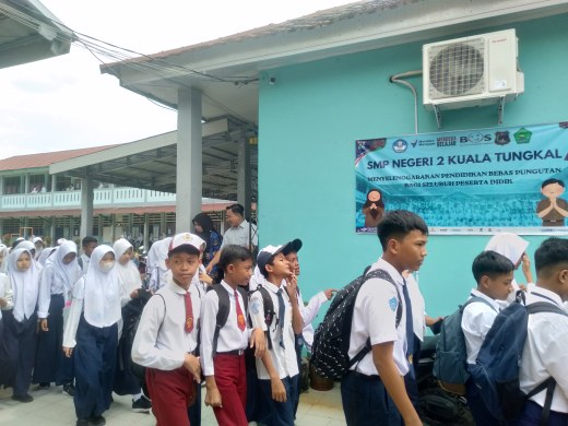Siswa Siswi SMPN 2 Kuala Tungkal pulang Sekolah, Senin (17/7/23). FOTO : LT
