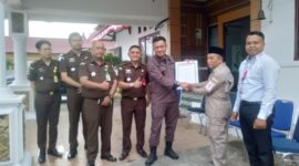 Didampingi para Kasi, Kajari Tanjab Barat Marcelo Bellah menerima piagam penghargaan dari Kabid SDA PMI H Muhammad Yusuf, Selasa (18/7/23). FOTO : LT 
