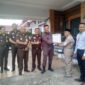 Didampingi para Kasi, Kajari Tanjab Barat Marcelo Bellah menerima piagam penghargaan dari Kabid SDA PMI H Muhammad Yusuf, Selasa (18/7/23). FOTO : LT 