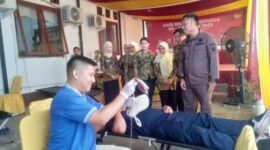 Kajari Marcelo Bellah didampingi Ketua IAD Cabang Tanjab Barat Ny Mariana Bellah dan pengurus tinjau kegiatan Donor Darah, Selasa (18/7/23). FOTO : LT 