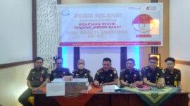 Marcelo Bellah didampingi Kasi Teknis di Kejaksaan Negeri Tanjung Jabung Barat saat press release. FOTO : LT 