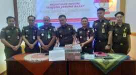 Kajari Tanjung Jabung Barat Marcelo Bellah, SH, MH didampingi Kasi Teknis menggelar Uang Negara yang berhasil diselamatkan, Kamis (20/7/23). FOTO : LT 